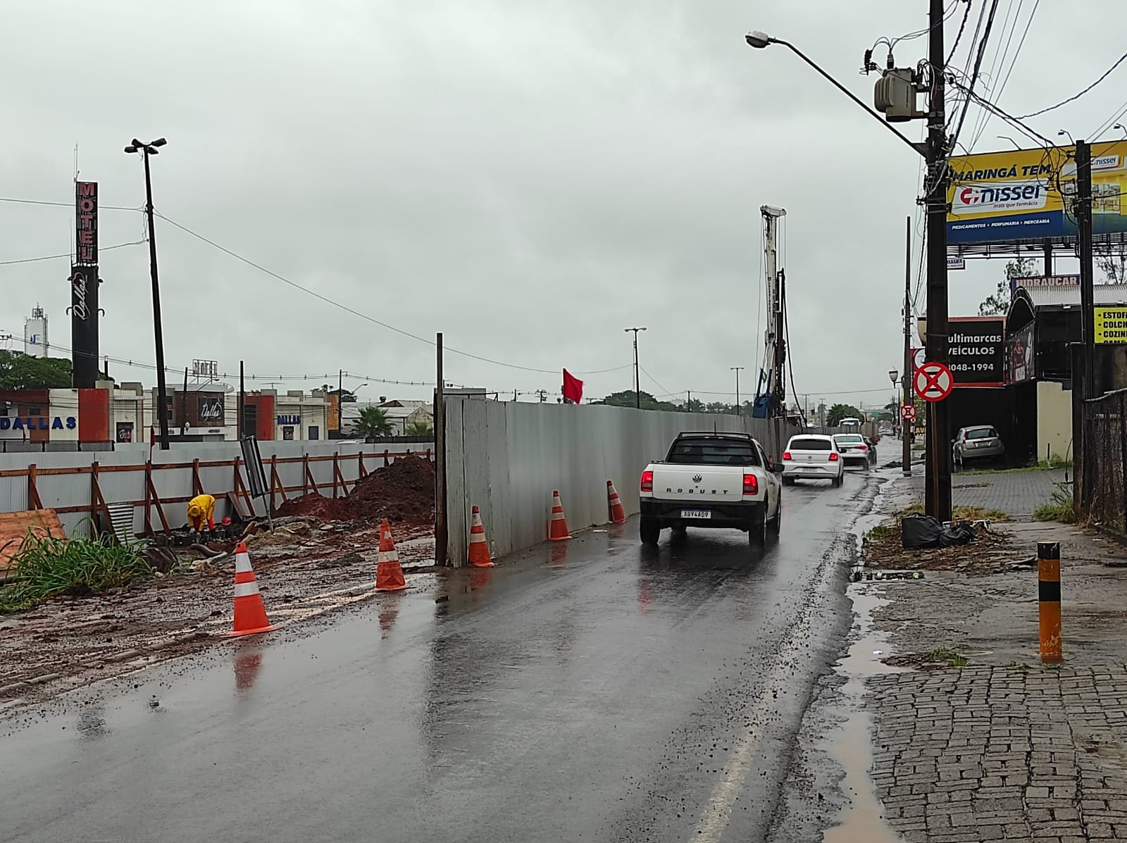 Obras dos viadutos na BR-376 avançam em Sarandi e tapumes em marginal pedem atenção de motoristas